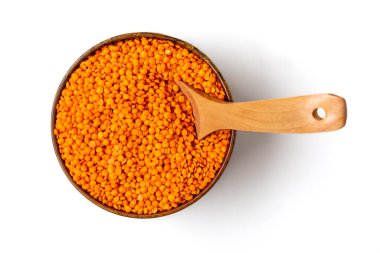 Tahta kasede çiğ turuncu mercimek, beyaz arka planda izole kaşık Düz düz yerde sağlıklı beslenme, sebze protein konsepti Geleneksel Türk yemeği.