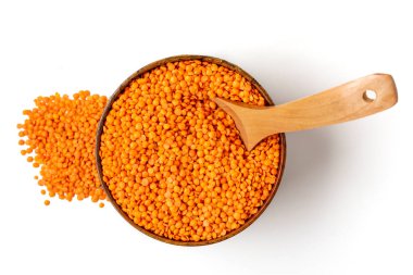 Tahta kasede çiğ turuncu mercimek, beyaz arka planda izole kaşık Düz düz yerde sağlıklı beslenme, sebze protein konsepti Geleneksel Türk yemeği.