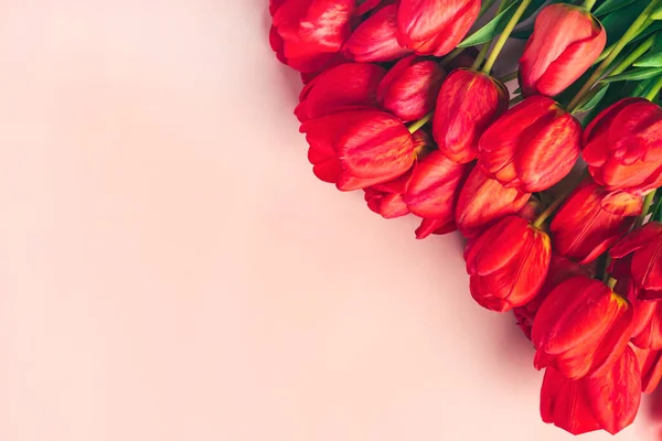 Rij Rode Tulpen Roze Achtergrond Met Ruimte Voor Tekst Boodschap — Stockfoto