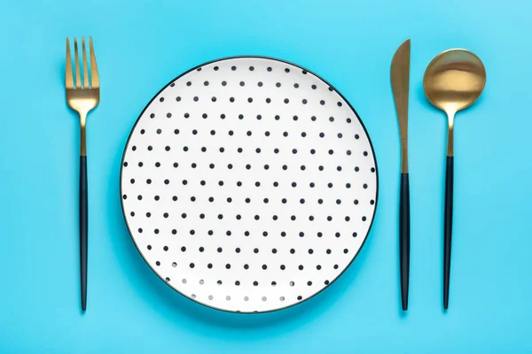 Pusty okrągły talerz, widelec, nóż na niebieskim stole Widok z góry Naczynia płaskie na śniadanie, obiad lub kolację Makijaż — Zdjęcie stockowe