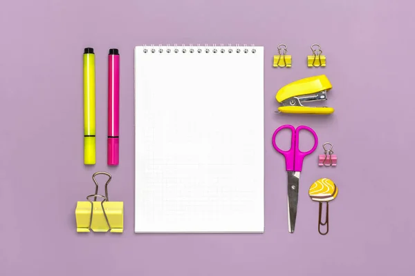 Stationary, de volta à escola, horário de verão, criatividade e educação conceito Material escolar - lupa, lápis, caneta, clipes de papel, grampeador e bloco de notas sobre fundo roxo, flat lay Mock up Visão superior — Fotografia de Stock