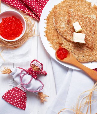 Beyaz tabakta kırmızı havyarlı gözleme. Mayalı krep, Rus krep haftası için geleneksel. Shrovetide veya Maslenitsa