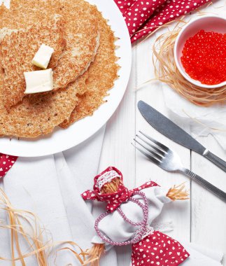 Beyaz tabakta kırmızı havyarlı gözleme. Mayalı krep, Rus krep haftası için geleneksel. Shrovetide veya Maslenitsa. Üst görünümü kapat