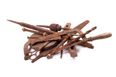 Paslı eski antika demir aletler, beyaz arka planda hurda metal. Paslı metal yüzey.