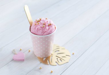 Beyaz arka planda karton bardakta taze naneli vişneli dondurma.