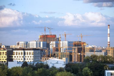 İnşaat halindeki binalar ve kule vinçleri. Çok katlı apartman bloklarının inşaat sahası