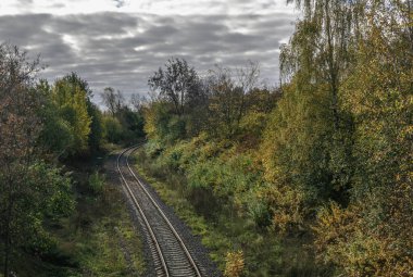Sonbahar demiryolu unutulmuş ve hüzünlü. Beyaz Rusya