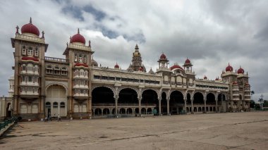 Mysore şehrinin merkezinde, Vodeyar hanedanlığının merkezi olarak hizmet veren muhteşem Mysore Sarayı bulunur.