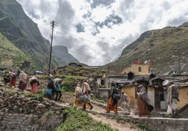 Badrinath, Hindistan 'ın Uttarakhand Eyaleti' nin Alaknanda Nehri kıyısında yer alan Garhwal Tepeleri 'nde yer alan kutsal bir Hindu şehridir.