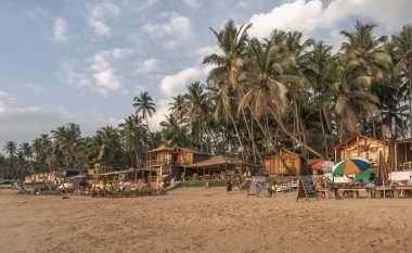 Palolem, Goa 'daki en güzel plajlardan biridir. Palmiye ağaçları, pitoresk tepeler ve berrak gök mavisi denizlerle kaplıdır.