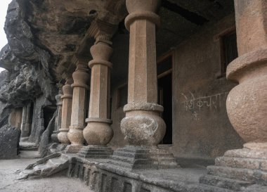 MÖ 1. yüzyıldan kalma Budist Trirashmi mağaraları olarak da bilinen Pandu mağaraları, Nasik mağaraları veya Pandavleni mağaraları oyulmuştur. MS 3. yüzyıla kadar.