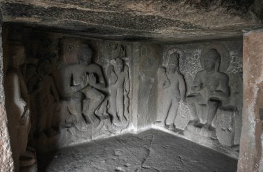 MÖ 1. yüzyıldan kalma Budist Trirashmi mağaraları olarak da bilinen Pandu mağaraları, Nasik mağaraları veya Pandavleni mağaraları oyulmuştur. MS 3. yüzyıla kadar.