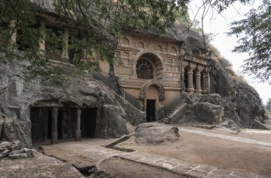MÖ 1. yüzyıldan kalma Budist Trirashmi mağaraları olarak da bilinen Pandu mağaraları, Nasik mağaraları veya Pandavleni mağaraları oyulmuştur. MS 3. yüzyıla kadar.