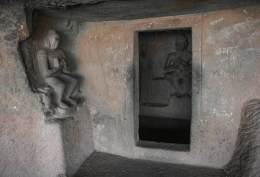 MÖ 1. yüzyıldan kalma Budist Trirashmi mağaraları olarak da bilinen Pandu mağaraları, Nasik mağaraları veya Pandavleni mağaraları oyulmuştur. MS 3. yüzyıla kadar.