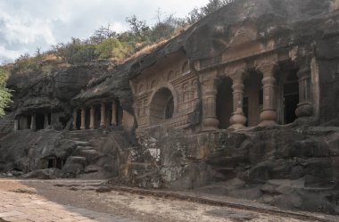 MÖ 1. yüzyıldan kalma Budist Trirashmi mağaraları olarak da bilinen Pandu mağaraları, Nasik mağaraları veya Pandavleni mağaraları oyulmuştur. MS 3. yüzyıla kadar.