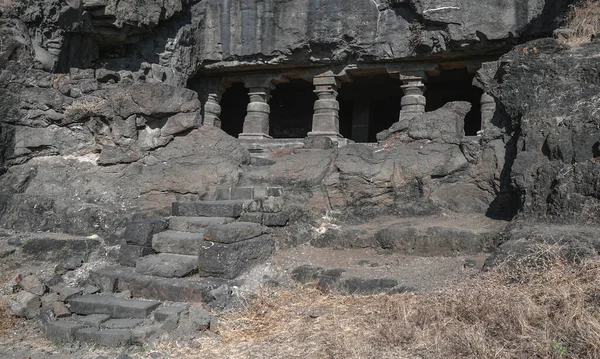 インドの特徴は 見事な彫刻 神秘的な雰囲気で エローラの洞窟のこの少し悲観的で恐ろしい場所のすべてに浸透しています — ストック写真
