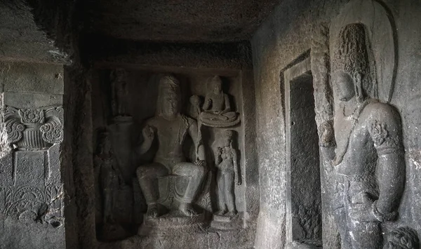 印度的标志是令人震惊的雕塑 一种神秘的气氛弥漫在埃洛拉洞穴中这一切稍微阴郁甚至可怕的地方 图库图片