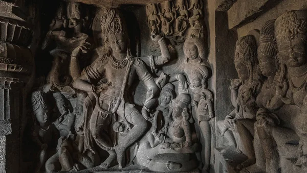 印度的标志是令人震惊的雕塑 一种神秘的气氛弥漫在埃洛拉洞穴中这一切稍微阴郁甚至可怕的地方 免版税图库图片