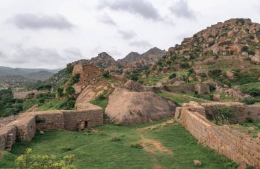 Birkaç tepede bulunan unutulmuş Chitradurga Kalesi. Karnataka, Hindistan.