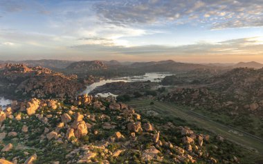 Hampi 'nin lüks yeşil manzarası, renklerin kargaşası ve kayalık manzarası..