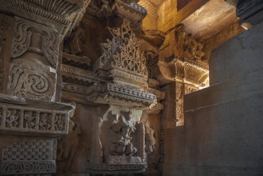 Gwalior, Madhya Pradesh, Hindistan 'daki Sasbahu Tapınağı 11. yüzyıl ikiz tapınağı