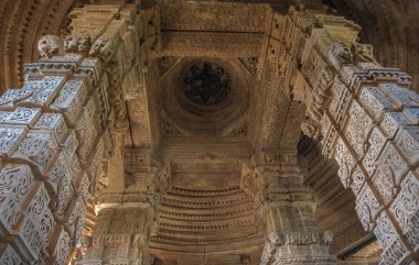Gwalior, Madhya Pradesh, Hindistan 'daki Sasbahu Tapınağı 11. yüzyıl ikiz tapınağı