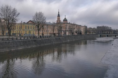 Lopan nehrindeki Kharkiv şehri. Ukrayna