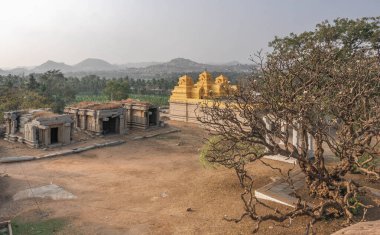 Hampi 'deki Hemakuta Hill Tapınağı Kompleksi. Hindistan