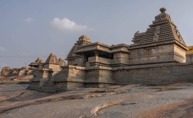 Hampi 'deki Hemakuta Hill Tapınağı Kompleksi. Hindistan