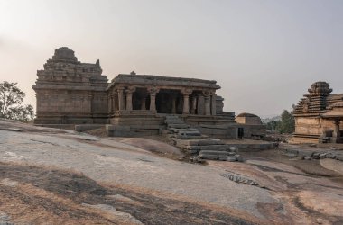 Hampi 'deki Hemakuta Hill Tapınağı Kompleksi. Hindistan