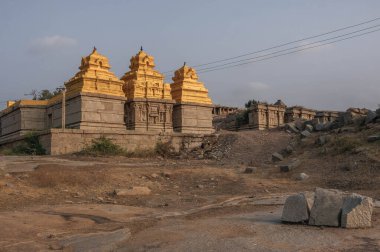 Hampi 'deki Hemakuta Hill Tapınağı Kompleksi. Hindistan