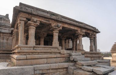 Hampi 'deki Hemakuta Hill Tapınağı Kompleksi. Hindistan