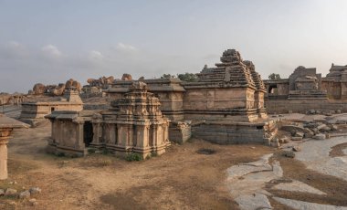 Hampi 'deki Hemakuta Hill Tapınağı Kompleksi. Hindistan