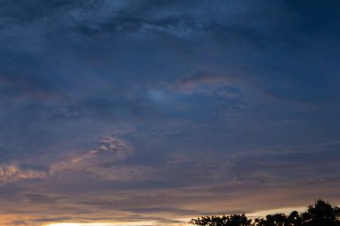 Gün batımı mavi tüylü bulutlu gökyüzü, güzel dramatik bulut manzarası, gün batımı arka planı