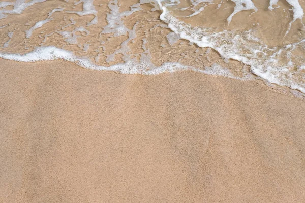 Nahaufnahme Der Welle Sandstrand Mit Kopierplatz Für Ihren Text Hintergrund lizenzfreie Stockfotos