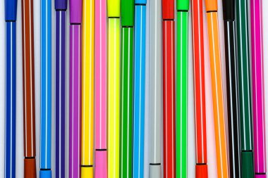 Kapat, beyaz arkaplanda renkli sihirli kalem, en üstteki tablo görünümü.