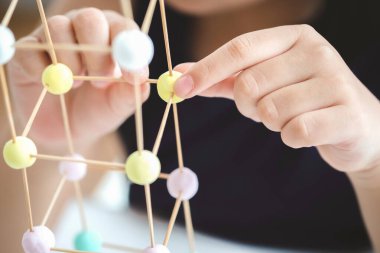 BTMM eğitimi, ellerinizi kapatın, üç boyutlu geometrik şekiller oluşturan çocuk öğrenimi, Yapı Yapısı.