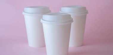 Pembe arka planda üç beyaz kağıt kahve fincanı, kahve fincanı..