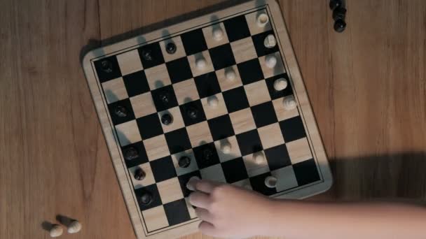 Ein Mädchen Und Ein Vater Beim Schachspiel Kind Lernt Schach — Stockvideo