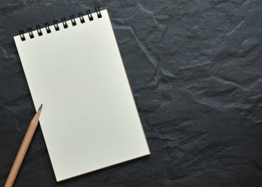 Üst Tablo Görünümü, Siyah Arkaplanda Boş Sarmal Not Defteri Aç, Metin için Boşluğu Kopyala.