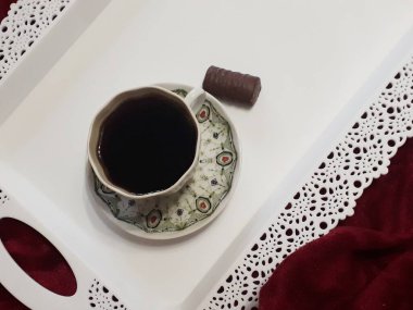 Sabah kahvesi ve şeker beyaz tepside