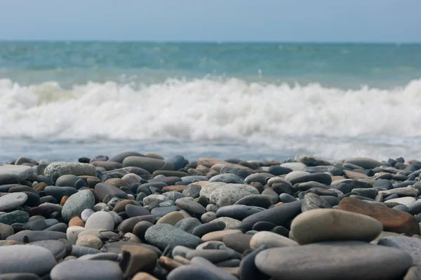 小さな嵐の海で3 〜 4点、波が大きな小石で海岸に当たる. — ストック写真