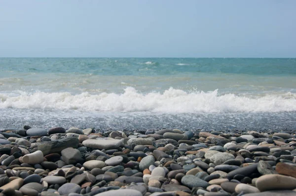 海で小さな嵐の3つまたは4つのポイントは 波が大きな小石で海岸にヒットします 夏休みの休暇のビーチ旅行 — ストック写真