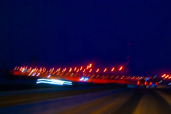 Noční Dálnice Zimě Světelné Reflektory Tmě Pohyb Aut Diváka — Stock fotografie