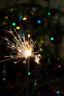 Arkaplandaki yılbaşı ağacı ışıklarına ateş yakmak, yeni yıl için bir dilek tutmak, Noel mucizeleri ve kehanetler, vaftiz. Gelenekler