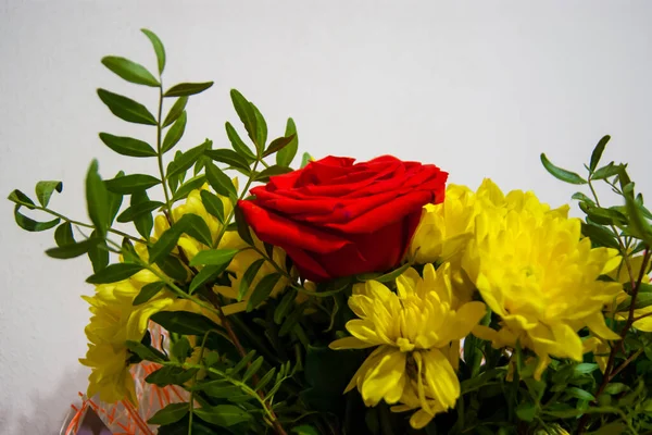 Bukett Blommor Röda Rosor Och Gula Krysantemum Utan Förpackning Står — Stockfoto