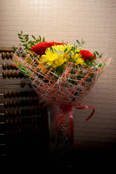 Buquê Rosas Vermelhas Crisântemos Amarelos Pacote Fica Belo Vaso Cristal — Fotografia de Stock