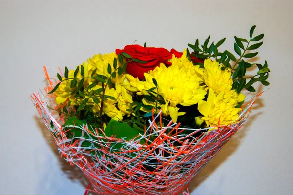 Bouquet Chrysanthèmes Jaunes Roses Rouges Dans Emballage Tient Dans Vase — Photo