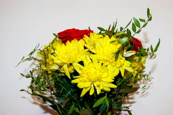 Ein Blumenstrauß Aus Roten Rosen Und Gelben Chrysanthemen Ohne Verpackung — Stockfoto