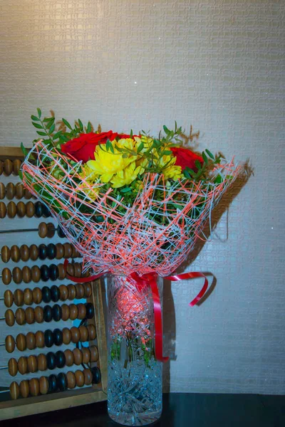 Ein Strauß Roter Rosen Und Gelber Chrysanthemen Der Verpackung Steht — Stockfoto
